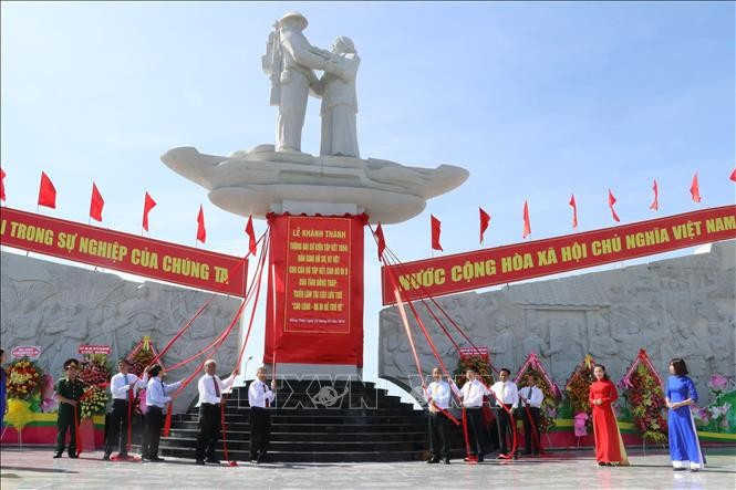 Khánh thành Tượng đài tưởng niệm sự kiện Tập kết năm 1954. Ảnh: Nguyễn Văn Trí/TTXVN