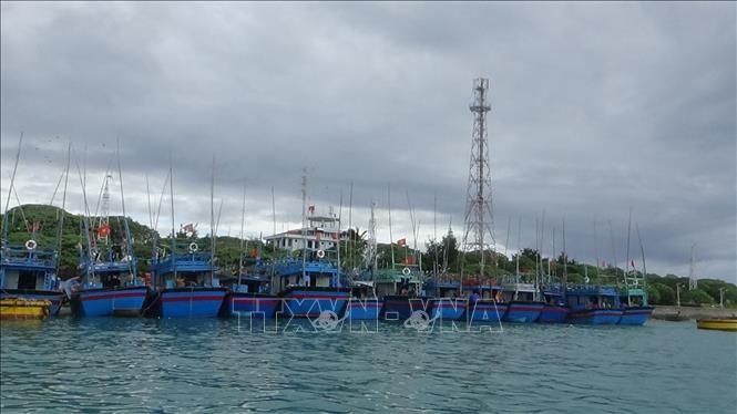 Tàu thuyền của ngư dân được sắp xếp neo đậu tránh trú bão số 6 ở âu tàu Song Tử Tây, huyện đảo Trường Sa, Khánh Hòa. Ảnh: TTXVN phát