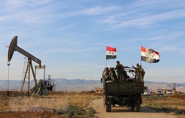 Quân đội Syria được triển khai tại khu vực tập trung nhiều mỏ dầu ở tỉnh Hasakah, Đông Bắc Syria ngày 5/11/2019. (Nguồn: THX/TTXVN)
