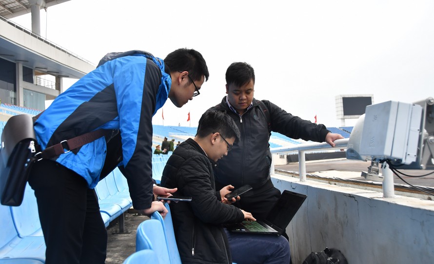 Các kỹ sư của Viettel đang triển khai giải pháp kỹ thuật phục vụ cho trận đấu giữa đội tuyển Việt Nam và đội tuyển UAE