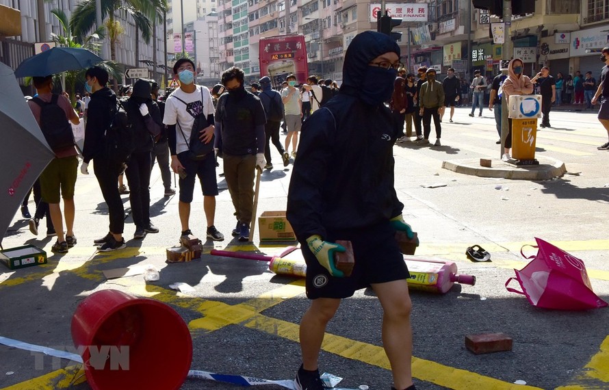Người biểu tình quá khích ném gạch đá tại Sai Wan Ho, Hong Kong, Trung Quốc. (Ảnh: THX/TTXVN)