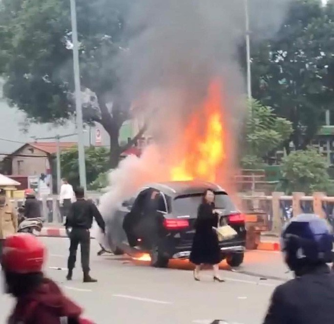 Hình ảnh bà Vũ Thị Hồng Thái đi giày cao gót rời khỏi chiếc xe Mercedes GLC 250 ngay sau khi tai nạn xảy ra