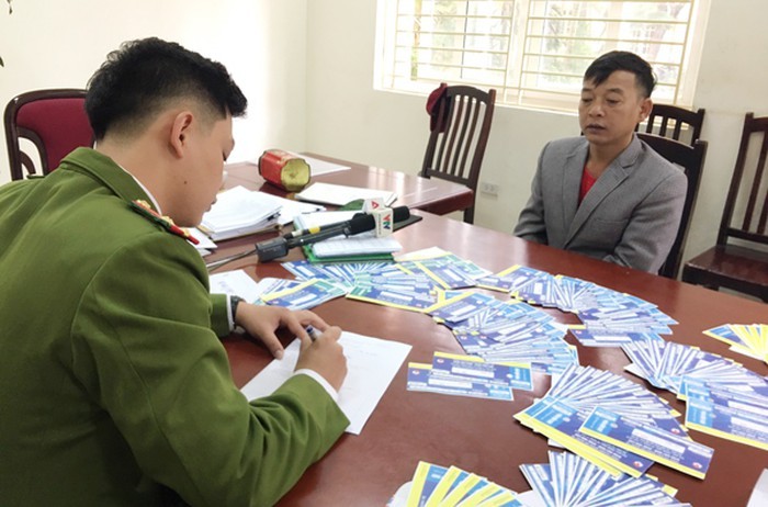 Đối tượng Bùi Văn Kiên đã tổ chức sản xuất vé giả trận đấu Việt Nam - Thái Lan, thu lợi bất chính hàng chục triệu đồng