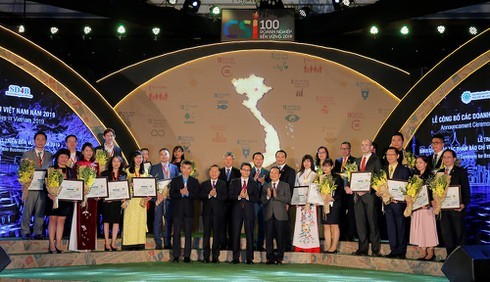 Phó Thủ tướng Vũ Đức Đam và lãnh đạo các Bộ, ngành trao giải cho các Doanh nghiệp bền vững tại Việt Nam năm 2019.