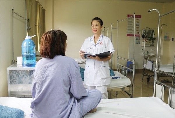 Bệnh nhân được tư vấn, giải thích tình trạng bệnh - Ảnh: Bệnh viện cung cấp.