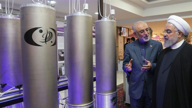 Bất đồng giữa Iran và phương Tây gia tăng sau khi Iran giảm cam kết của mình nhằm đáp lại quyết định của Mỹ rút khỏi thỏa thuận hạt nhân hồi năm ngoái. Ảnh: WSJ
