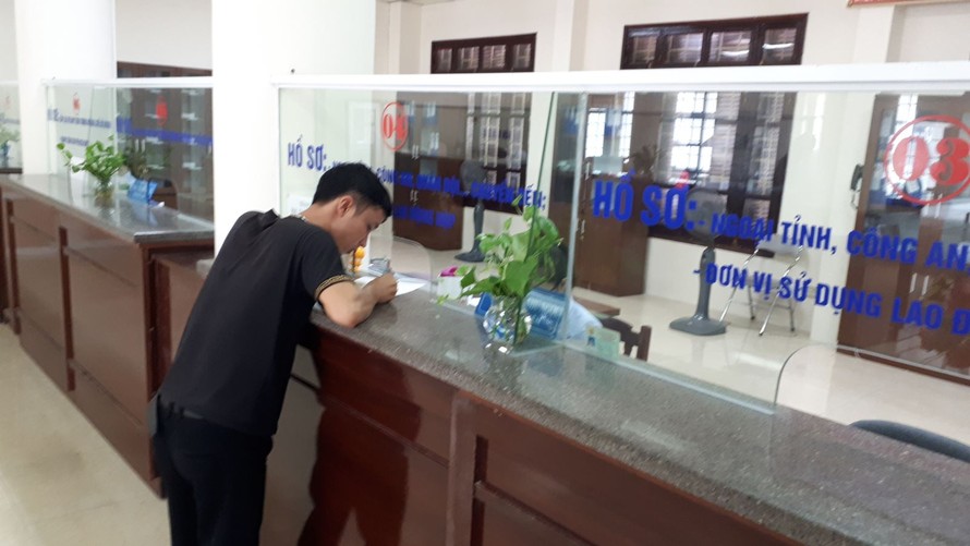 Người dân đến làm thủ tục cấp đổi thẻ BHYT tại BHXH tỉnh Nghệ An.