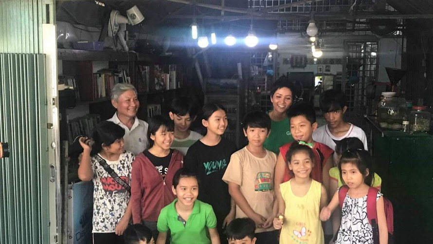Hoa hậu H’ Hen Niê thăm Lớp học tình thương Hòa Hảo của ông Đoàn Minh Hùng (tóc bạc, áo màu trắng).