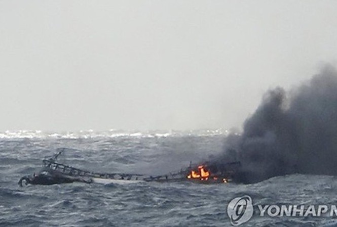 Cận cảnh Tàu Daesung - ho bị cháy khiến 6 thuyền viên Việt tử vong. Ảnh: Yonhap.