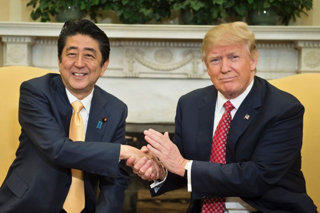 Tổng thống Mỹ Donald Trump và Thủ tướng Nhật Shinzo Abe bắt tay sau cuộc hội đàm tại Nhà Trắng. Ảnh: Getty.