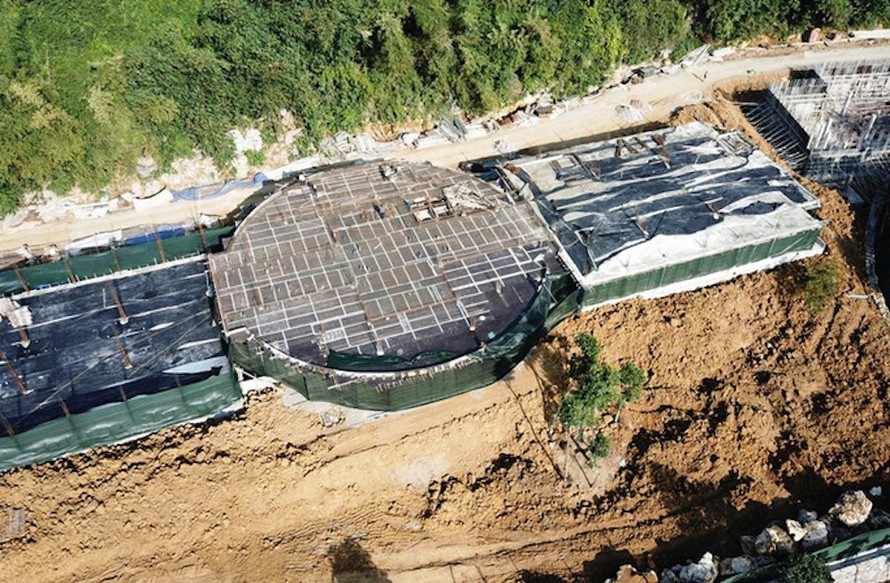 Vùng lõi di sản Tràng An (tỉnh Ninh Bình) hiện đang bị xâm phạm nghiêm trọng bởi hàng loạt các công trình xây dựng