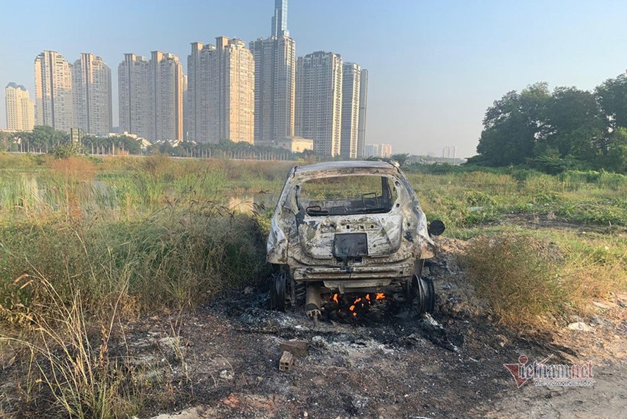 Hiện trường ô tô bị đốt ở Sài Gòn, sau khi nghi can gây án