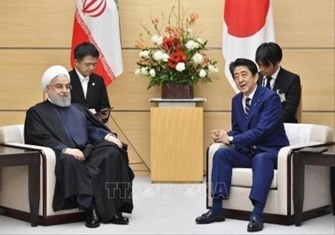 Tổng thống Iran Hassan Rouhani (trái) và Thủ tướng Nhật Bản Shinzo Abe (phải) tại cuộc gặp ở Tokyo ngày 20/12/2019. Ảnh: Kyodo/TTXVN
