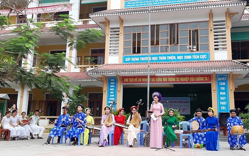 Một buổi biểu diễn ca Huế tại Trường trung học cơ sở Duy Tân (TP Huế).