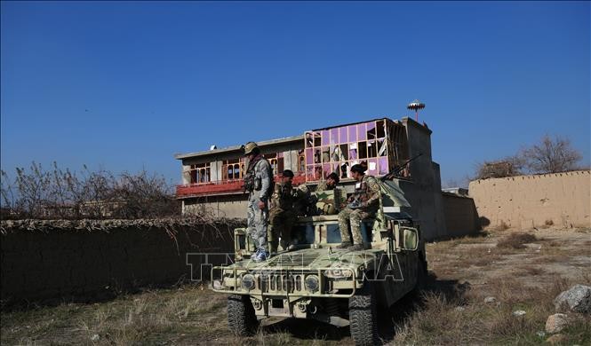 Lực lượng an ninh Afghanistan được triển khai tới hiện trường vụ đánh bom nhằm vào căn cứ quân sự Bagram của Mỹ ở tỉnh Parwan, miền Đông Afghanistan, ngày 11/12/2019. Ảnh: THX/TTXVN