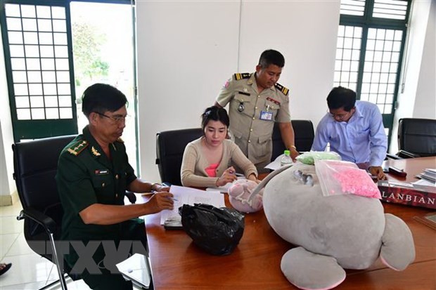 Đồn biên phòng Cửa khẩu quốc tế Mộc Bài phối hợp cùng lực lượng cảnh sát thành phố Bavet (Campuchia) điều tra để làm rõ các đối tượng có liên quan. (Ảnh: TTXVN)