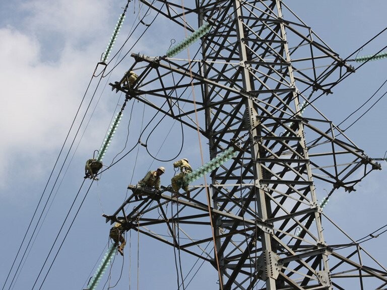 Bộ trưởng Công thương chỉ đạo: “Cục Điện lực và Năng lượng tái tạo, EVN và các cơ quan, doanh nghiệp liên quan phía Lào cần tích cực phối hợp chặt chẽ, triển khai quyết liệt các công trình lưới điện để truyền tải điện từ Lào về Việt Nam trong năm 2020”.