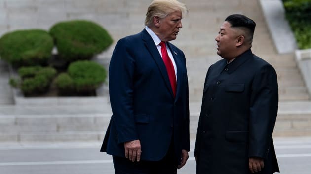 Tổng thống Donald Trump và Chủ tịch Kim Jong-un trao đổi trên lãnh thổ Triều Tiên nhân chuyến thăm Vùng phi quân sự (DMZ) liên Triều tháng 6/2019. Ảnh: AFP