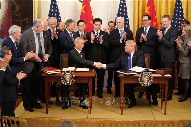 Tổng thống Mỹ Donald Trump (phải, phía trước) và Phó Thủ tướng Trung Quốc Lưu Hạc (trái, phía trước) tại lễ ký thỏa thuận thương mại giai đoạn 1 ở Washington DC., ngày 15/1/2020. Ảnh: THX/TTXVN