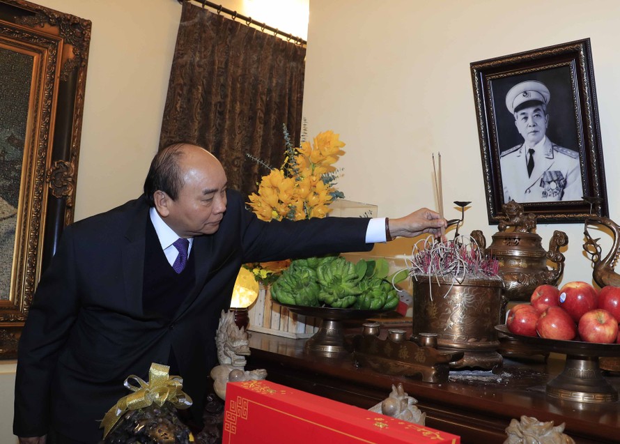 Thủ tướng Nguyễn Xuân Phúc dâng hương tưởng nhớ Đại tướng Võ Nguyên Giáp. Ảnh: VGP