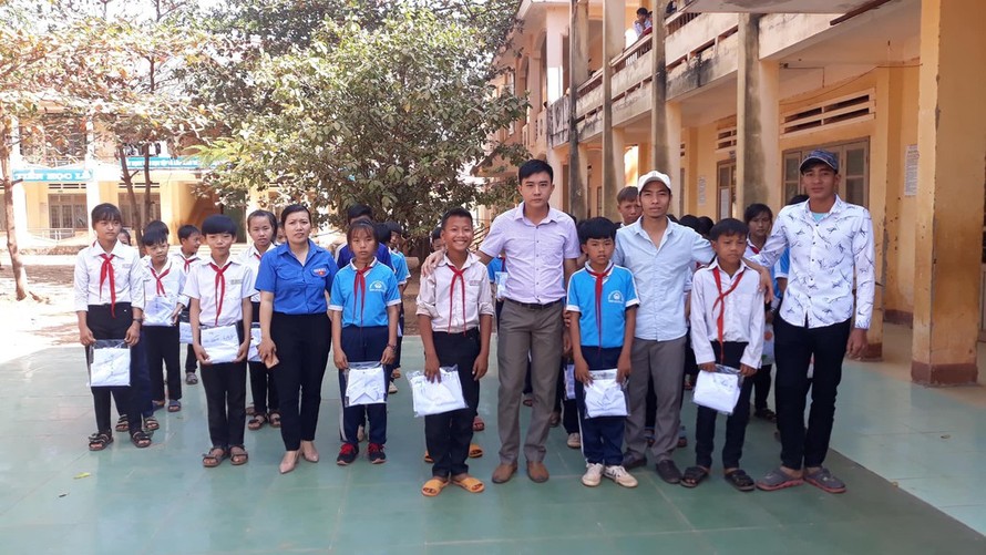 Học sinh nghèo Trường Trung học cơ sở Bế Văn Đàn được nhận áo trắng