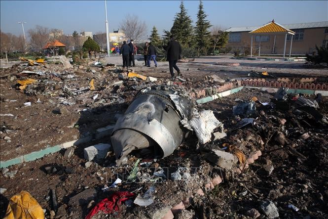Mảnh vỡ máy bay của hãng hàng không quốc tế Ukraine rơi tại Tehran, Iran, ngày 8/1/2020. Ảnh: AFP/TTXVN