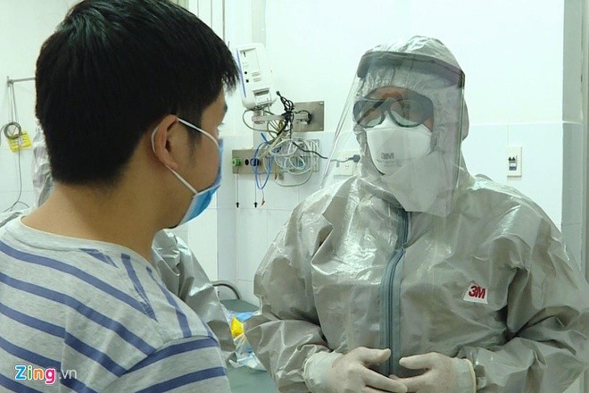 Một trong hai người Trung Quốc (trái) đang được cách ly tại Bệnh viện Chợ Rẫy, TP.HCM. 