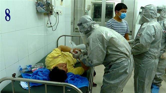 Việt Nam đã ghi nhận 2 ca dương tính với nCoV, đó là hai bố con người Trung Quốc hiện đang được điều trị tại bệnh viện Chợ Rẫy (TP.HCM).
