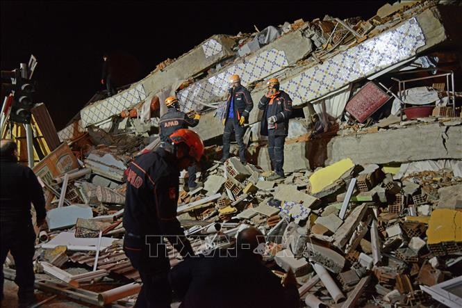 Nhân viên cứu hộ nỗ lực giải cứu các nạn nhân bị mắc kẹt dưới những đống đổ nát sau trận động đất ở Elazig, miền đông Thổ Nhĩ Kỳ, ngày 24/1/2020. Ảnh: AFP/TTXVN