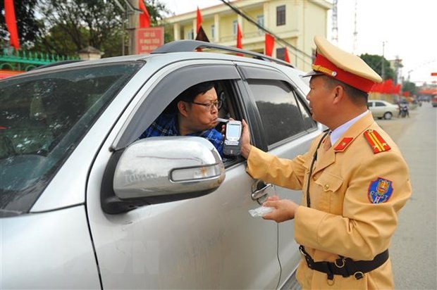 Lực lượng Cảnh sát giao thông huyện Nho Quan kiểm tra nồng độ cồn đối với người điều khiển phương tiện tham gia giao thông. (Ảnh: Minh Đức/TTXVN)