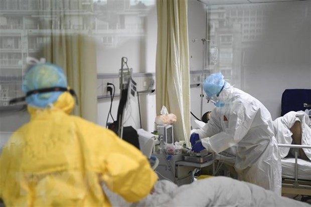 Nhân viên y tế chăm sóc bệnh nhân viêm đường hô hấp cấp do chủng virus corona mới tại bệnh viện ở Trùng Khánh, Trung Quốc. (Ảnh: THX/TTXVN)