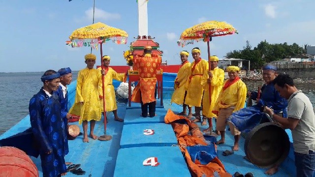 Các ngư dân thôn Sâm Linh Tây làm nghi lễ nghinh thần cá ông.