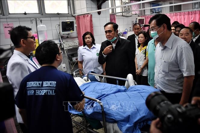 Thủ tướng Thái Lan Prayut Chan-o-cha (giữa) thăm nạn nhân còn sống sót trong vụ xả súng tại thành phố Korat, thuộc tỉnh Nakhon Ratchasima ngày 9/2/2020. Ảnh: AFP/TTXVN