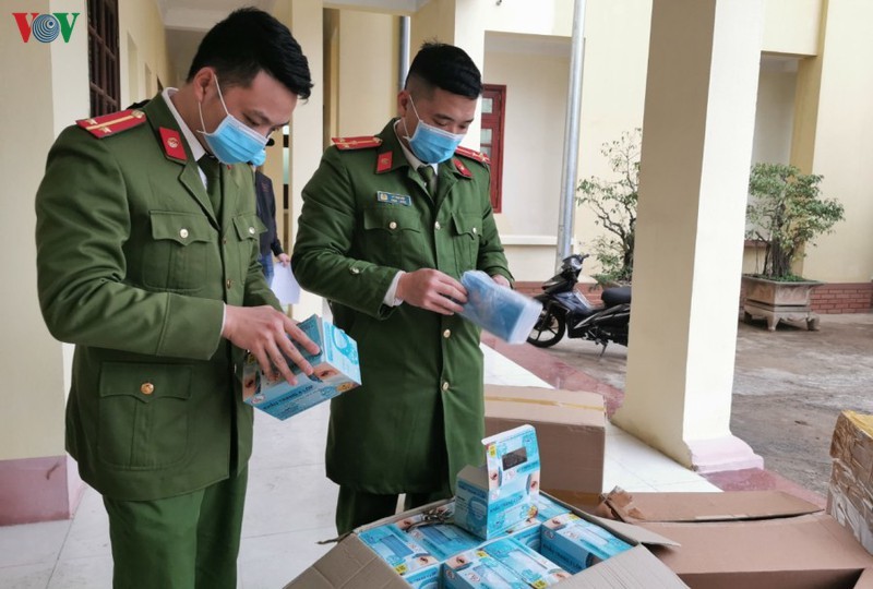 Công an huyện Cao Lộc, tỉnh Lạng Sơn kiểm tra mặt hàng khẩu trang thu giữ tại biên giới xã Bảo Lâm, huyện Cao Lộc.