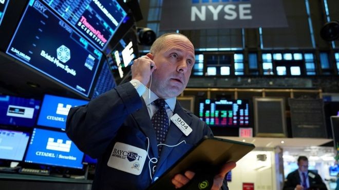 Thị trường chứng khoán các nước giảm mạnh phiên 24/2. Ảnh: Reuters