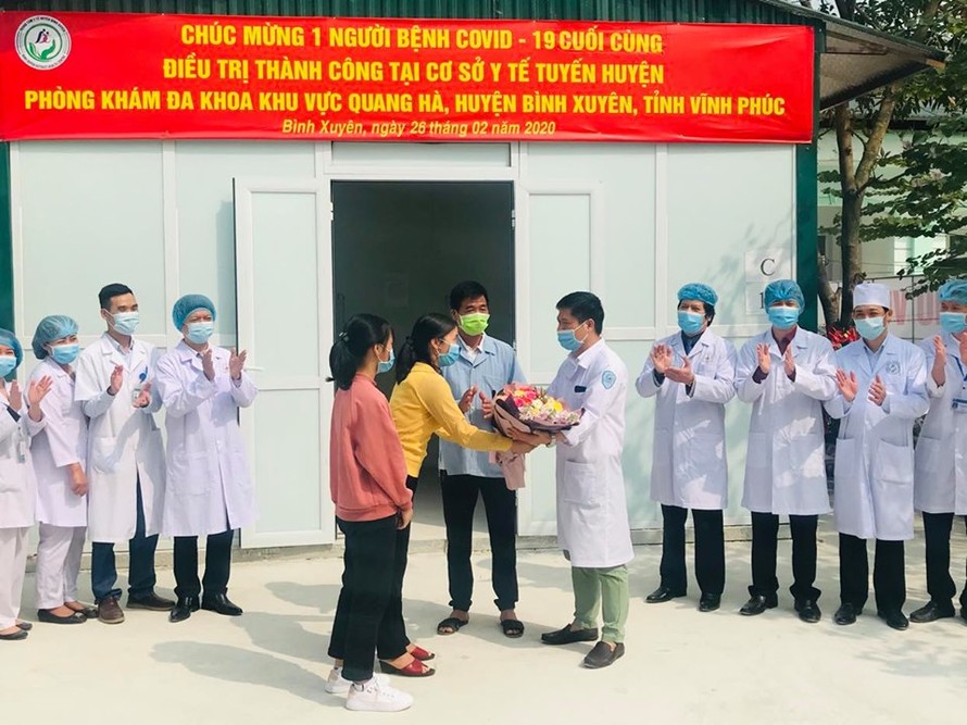 Gia đình bệnh nhân tặng hoa cảm ơn các bác sĩ trực tiếp điều trị tại phòng khám đa khoa khu vực Quang Hà