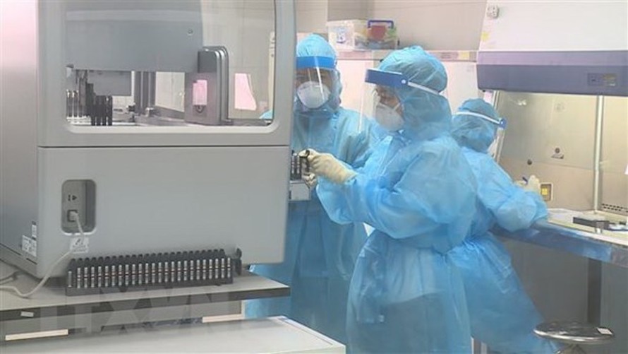 Xét nghiệm sàng lọc mẫu bệnh phẩm của các trường hợp nghi ngờ đến từ vùng dịch COVID-19 tại Trung tâm kiểm soát bệnh tật thành phố Hà Nội.