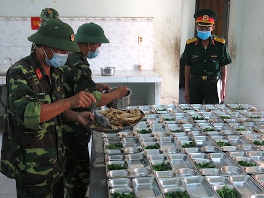 Các chiến sĩ chuẩn bị bữa cơm cho người dân cách ly tại Trung tâm huấn luyện dự bị động viên Đồng Nghệ, Đà Nẵng