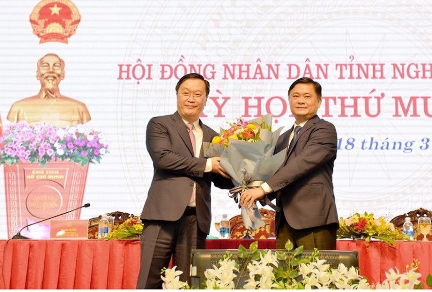 Ông Thái Thanh Quý - Bí thư Tỉnh ủy Nghệ An tặng hoa ông Nguyễn Đức Trung
