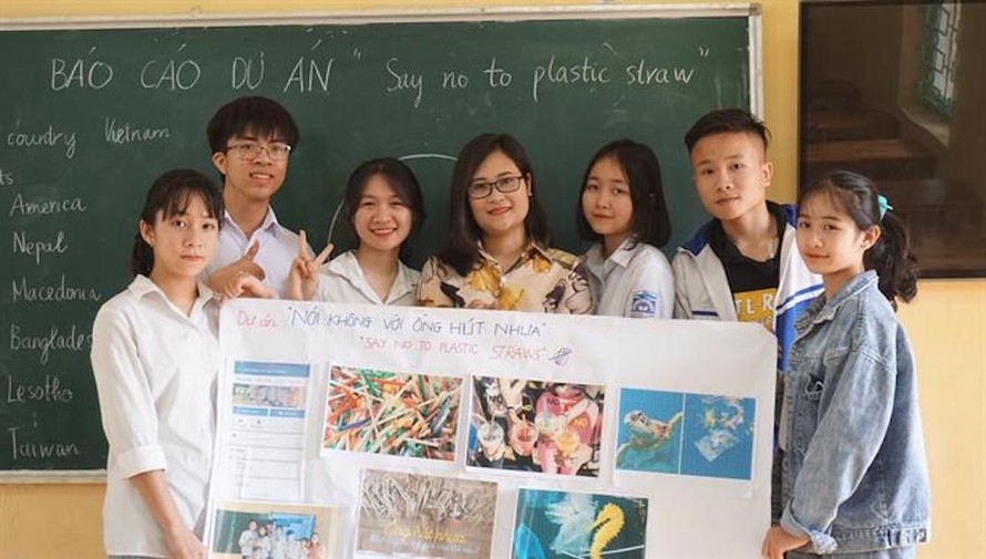 Cô giáo Hà Ánh Phượng và các học sinh Trường THPT Hương Cần, huyện Thanh Sơn, tỉnh Phú Thọ.