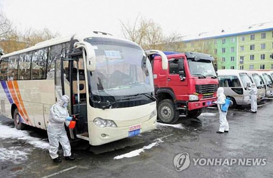 Triều Tiên khử trùng các phương tiện giao thông ở phía Bắc tỉnh Jagang hôm 8/3. Ảnh: Yonhap News