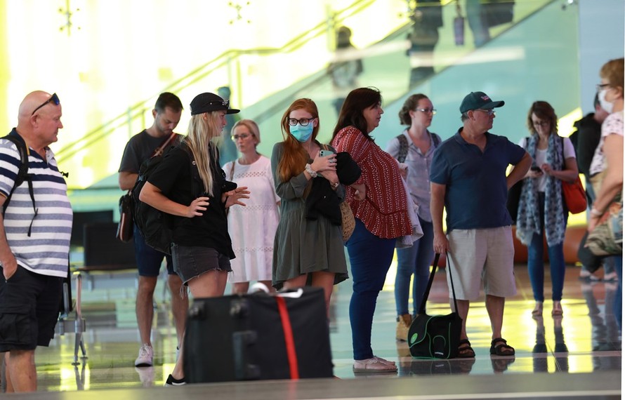Hành khách đeo khẩu trang để phòng tránh lây nhiễm COVID-19 tại sân bay Canberra, Australia, ngày 16/3/2020. (Ảnh: THX/TTXVN)