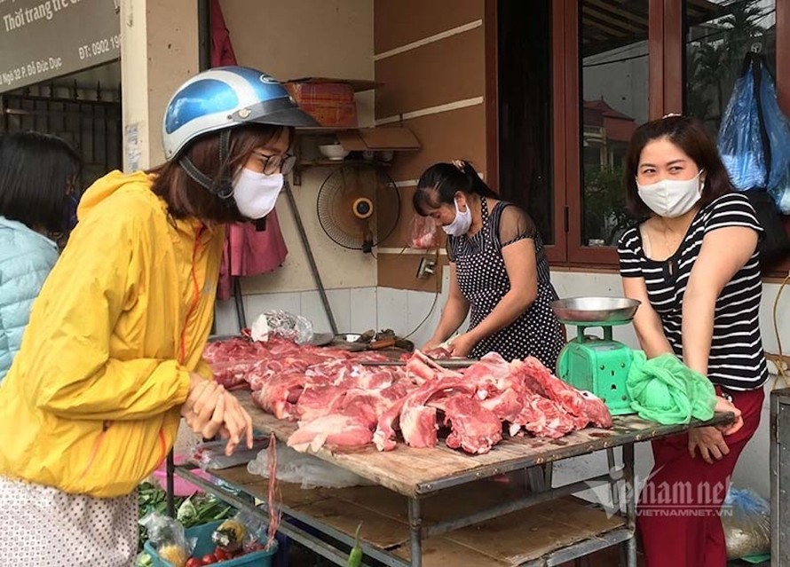 ại các chợ ở Hà Nội, dù có phần ế ẩm hơn trước nhưng giá thịt lợn vẫn khá đắt đỏ