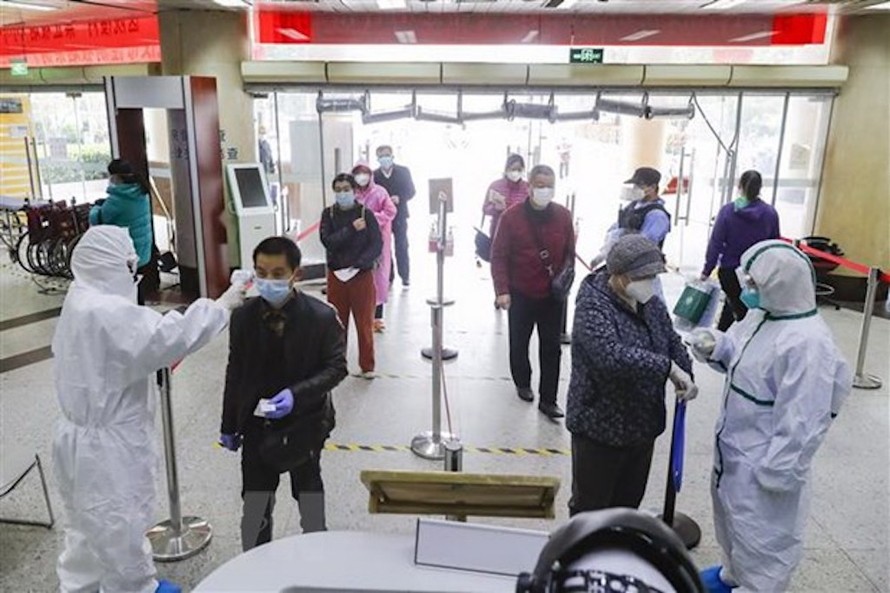 Kiểm tra thân nhiệt cho bệnh nhân tại một bệnh viện ở Vũ Hán, tỉnh Hồ Bắc, Trung Quốc. (Ảnh: THX/TTXVN)