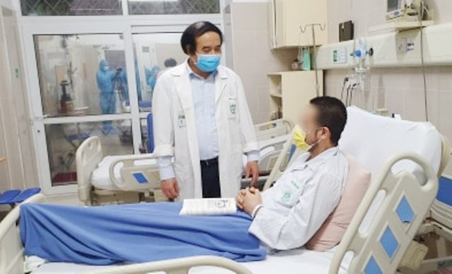 PGS.TS Nguyễn Văn Chi thăm khám cho bệnh nhân điều trị tại Khoa Cấp cứu A9, BV Bạch Mai.