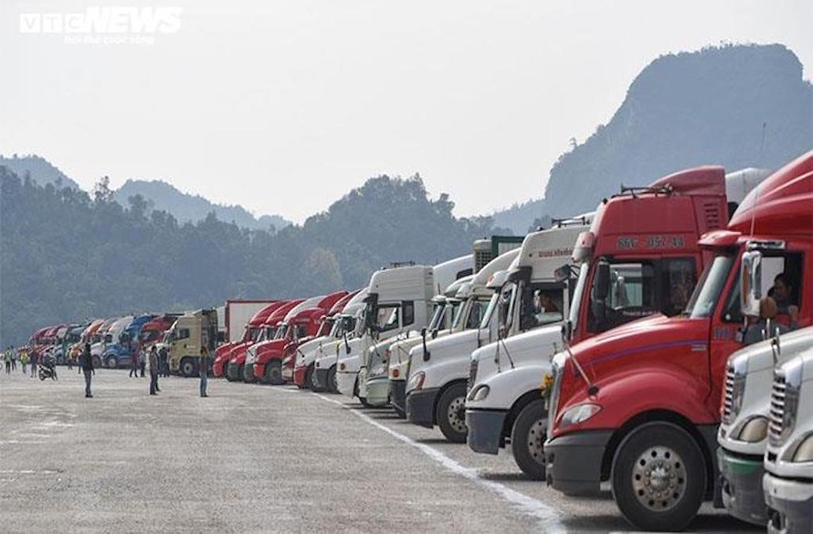 Hàng trăm xe container chở nông sản đang nằm chờ thông quan tại cửa khẩu Hữu Nghị, Lạng Sơn. 