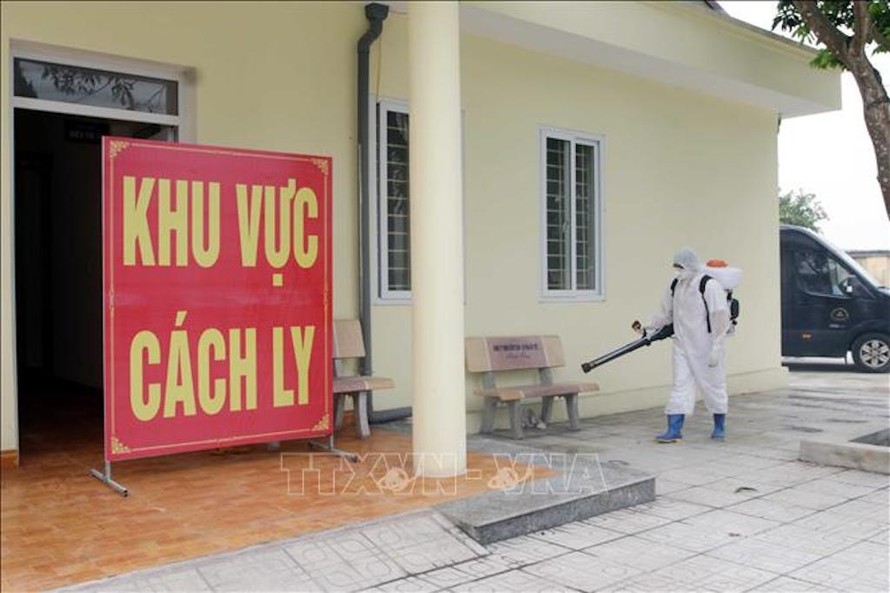 Lực lượng chức năng phun khử trùng nơi cách ly tại Bệnh viện Lao và Bệnh Phổi tỉnh Thái Nguyên. Ảnh: Quân Trang/TTXVN