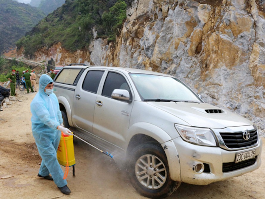 Các phương tiện đi từ địa bàn huyện Đồng Văn được phun khử khuẩn. 