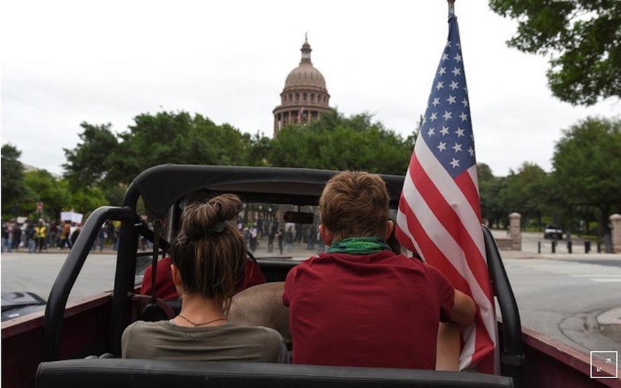 Người Mỹ biểu tình ở Texas để phản đối việc gia hạn giãn cách xã hội. Ảnh: Reuters.
