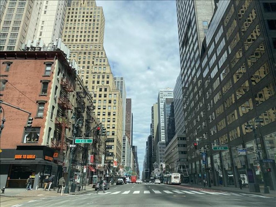 Cảnh vắng vẻ tại một tuyến phố ở New York, Mỹ khi lệnh phong tỏa được áp đặt do dịch COVID-19, ngày 14/4/2020. Ảnh: AFP/TTXVN